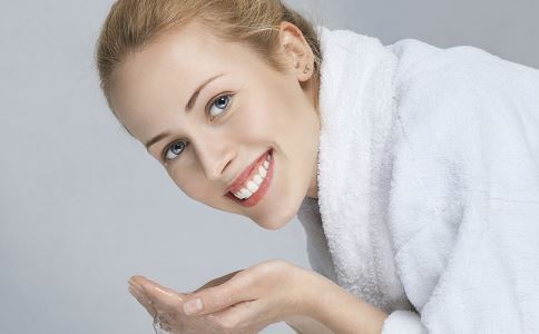 干燥起皮、紅血絲？敏感肌你不知道的事丨秋季護膚指南